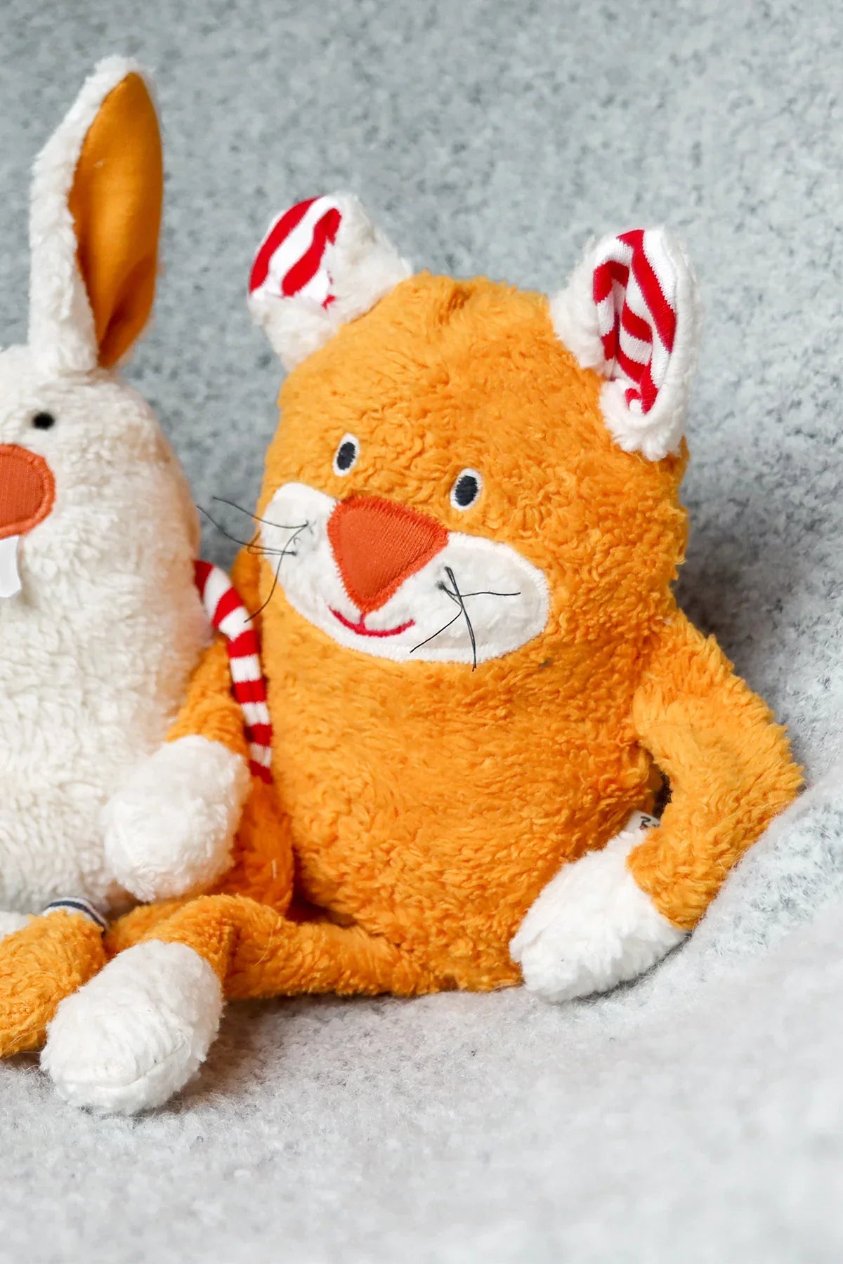 Kuscheltier Katze Mia mit Wollsäckchen - Girasol GbR