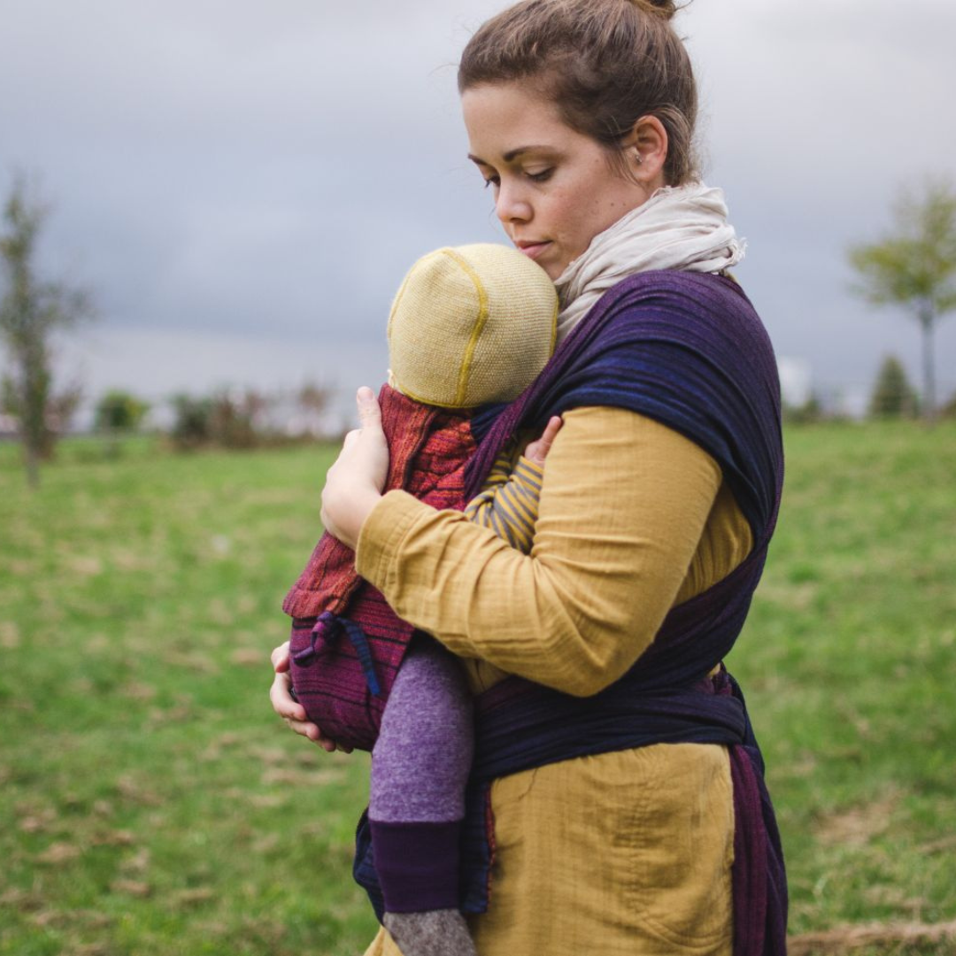 WrapMySol Twilight getragen im Herbst, trübes Wetter, Baby in Wollkleidung