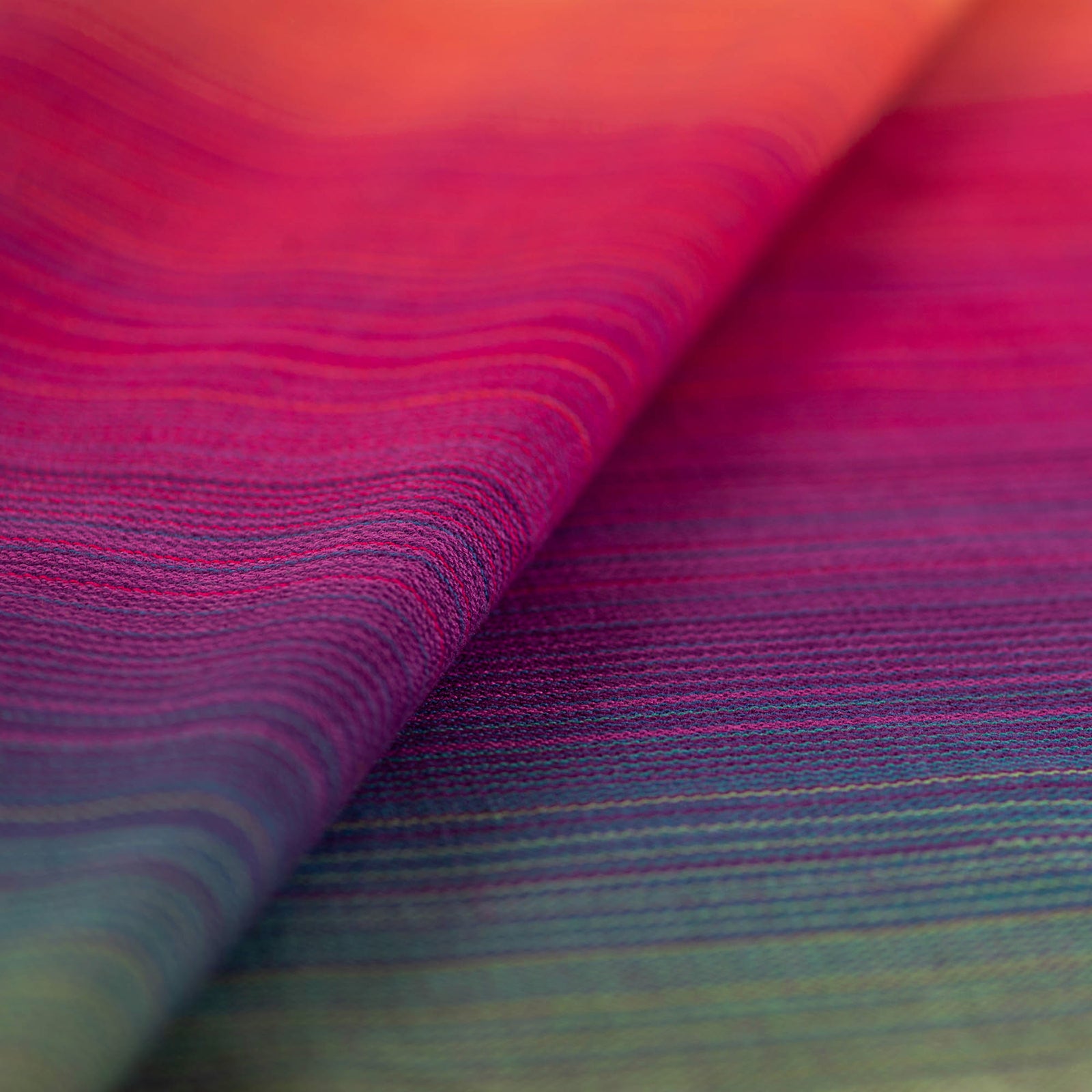 Tragetuch Paradise in Schwangerschaft auf grüner Wiese