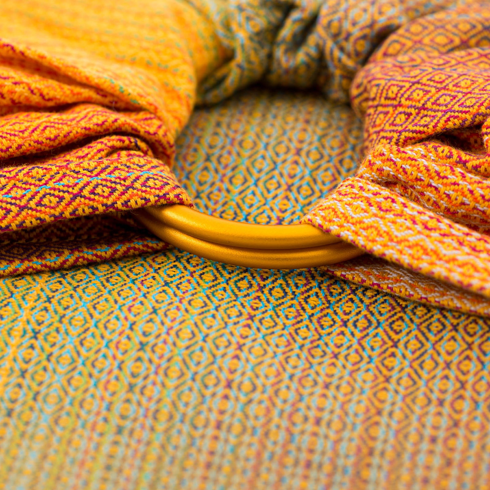 Ringsling Free Elf fusion d'oro double weft Tragebild mit Baby und Mama vor einer grünen Hecke